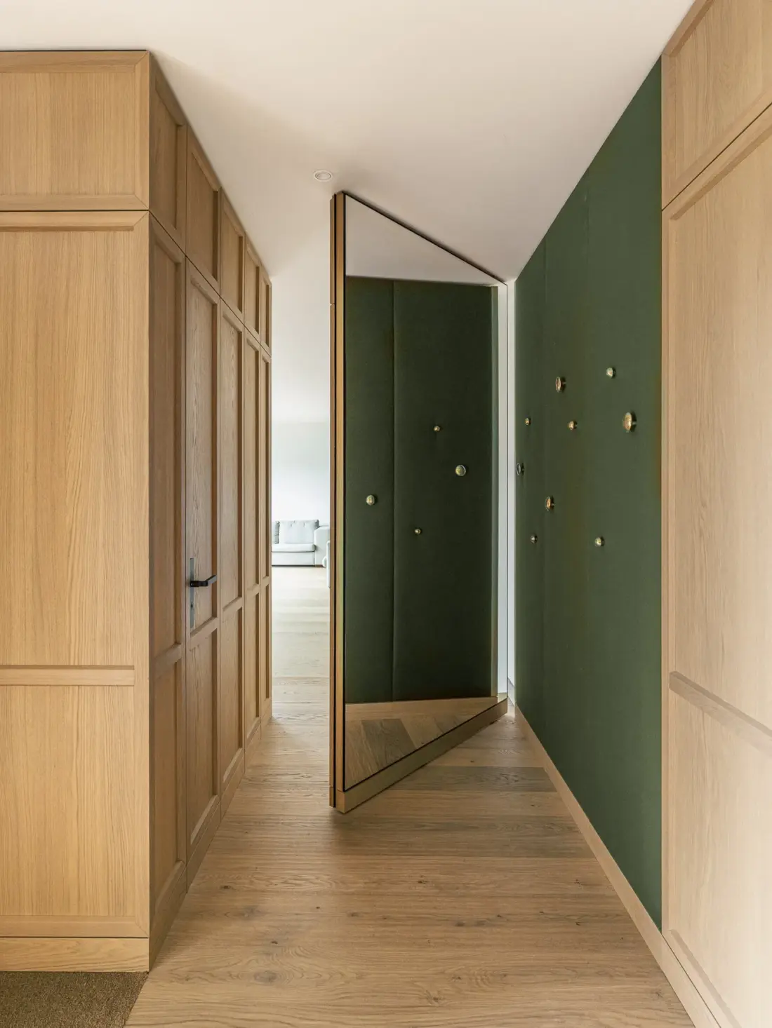 Tischlerei Grossegger - Pivot Door Contest, Architekt GOOS, Gang mit offener Pivot-Tuer