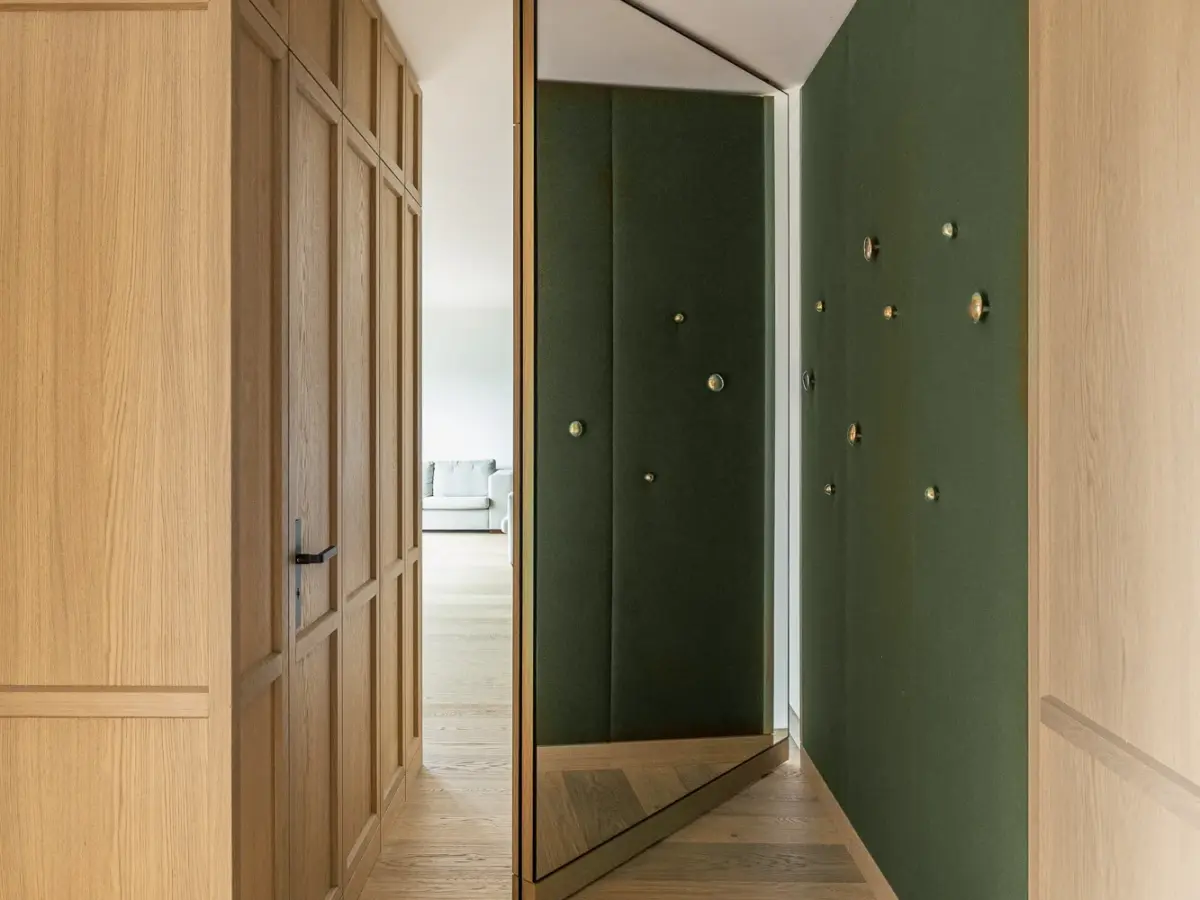 Tischlerei Grossegger - Pivot Door Contest, Architekt GOOS, Gang mit offener Pivot-Tuer